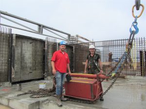 Nieuwe dubbelwerkende hydraulische compensatiecilinder in gebruik door Van Wijnen Rosmalen bij Bunkertoren in Eindhoven