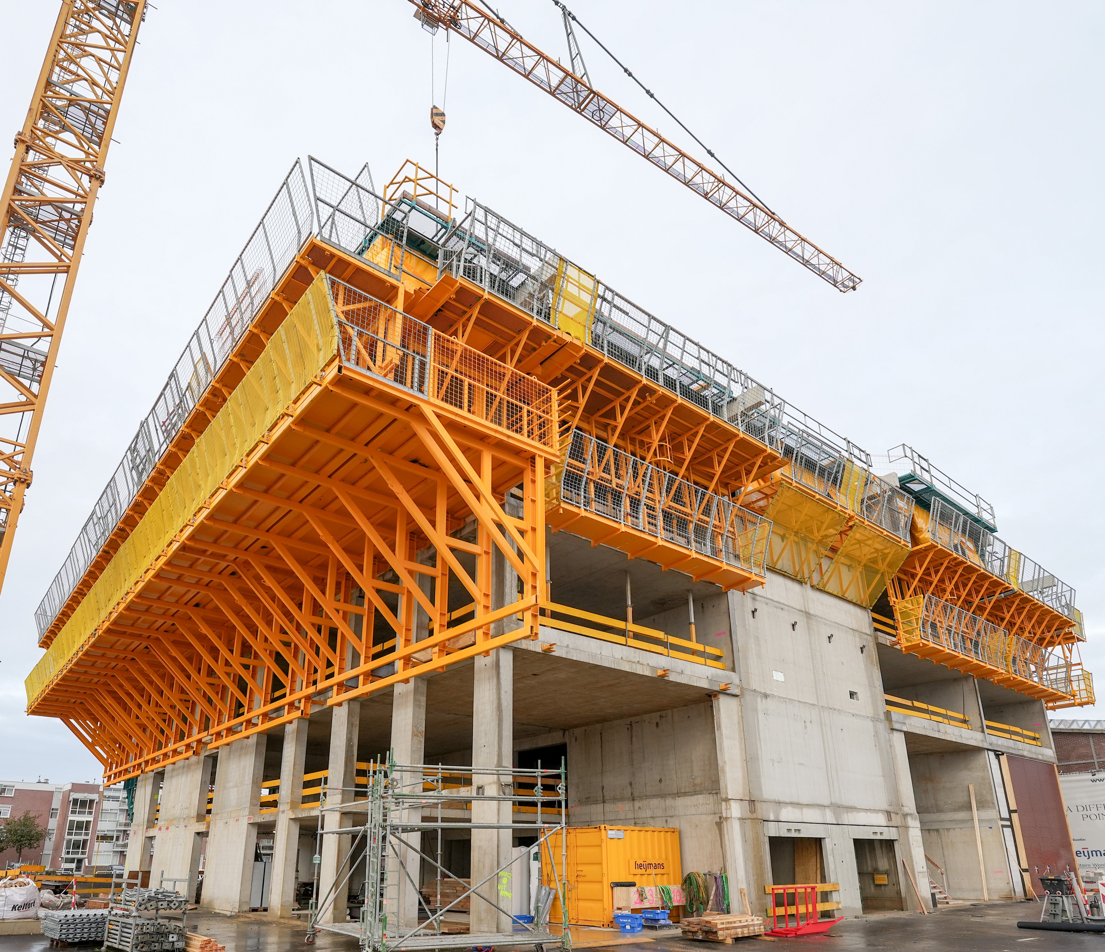 Colossal support structure with load-bearing scaffolding and end shutters to realize the cantilevers.